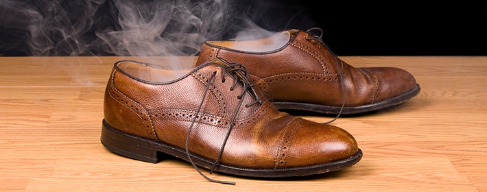 Как избавиться от неприятного запаха обуви?