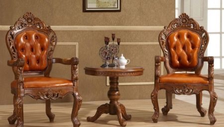 Різьблені стільці (30 фото): столові моделі з дерева кольору слонової кістки і інших відтінків, різьба на ніжках і спинці дерев’яних стільців