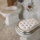 retro un tazi osoblivost un taz v v stil klasika retro un taz kompakt p dv sn un tazi z visokimi verhn mi bachkami nsh model 19 - Ретро-унітази: особливості унітазів в стилі класика, ретро. Унітаз-компакт і підвісні унітази з високими верхніми бачками, інші моделі