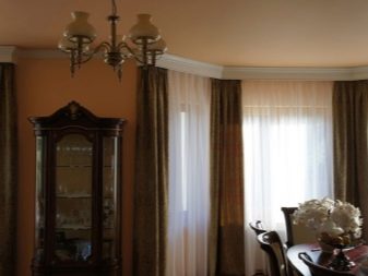 Штори в зал на стельовий карниз (40 фото): як вибрати штори для кутових карнизів у вітальню? Які бувають карнизи для штор? Приклади інтер’єру shtori v zal na stel oviy karniz 40 foto yak vibrati shtori dlya kutovih karniz v u v tal nyu yak buvayut karnizi dlya shtor prikladi nter ru 17 - Штори в зал на стельовий карниз (40 фото): як вибрати штори для кутових карнизів у вітальню? Які бувають карнизи для штор? Приклади інтер’єру
