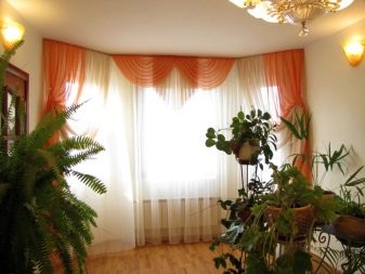 Штори в зал на стельовий карниз (40 фото): як вибрати штори для кутових карнизів у вітальню? Які бувають карнизи для штор? Приклади інтер’єру shtori v zal na stel oviy karniz 40 foto yak vibrati shtori dlya kutovih karniz v u v tal nyu yak buvayut karnizi dlya shtor prikladi nter ru 26 - Штори в зал на стельовий карниз (40 фото): як вибрати штори для кутових карнизів у вітальню? Які бувають карнизи для штор? Приклади інтер’єру