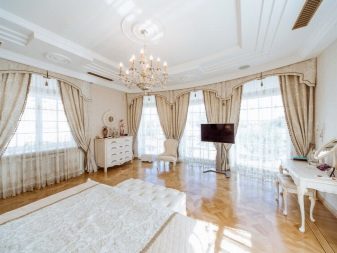 Штори в зал на стельовий карниз (40 фото): як вибрати штори для кутових карнизів у вітальню? Які бувають карнизи для штор? Приклади інтер’єру shtori v zal na stel oviy karniz 40 foto yak vibrati shtori dlya kutovih karniz v u v tal nyu yak buvayut karnizi dlya shtor prikladi nter ru 28 - Штори в зал на стельовий карниз (40 фото): як вибрати штори для кутових карнизів у вітальню? Які бувають карнизи для штор? Приклади інтер’єру
