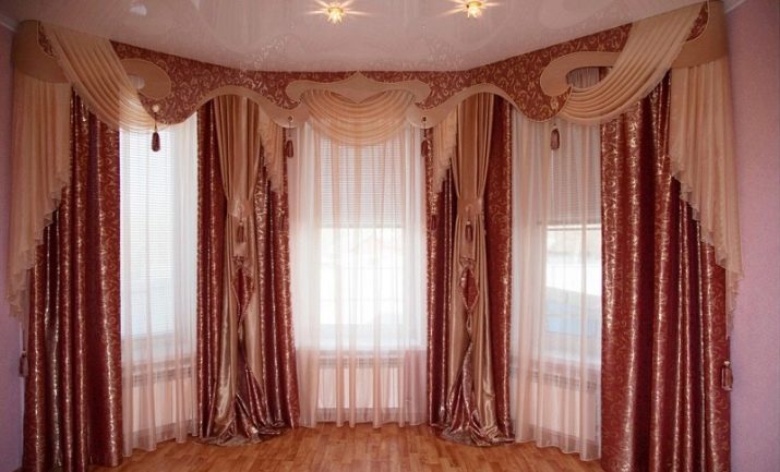 Штори в зал на стельовий карниз (40 фото): як вибрати штори для кутових карнизів у вітальню? Які бувають карнизи для штор? Приклади інтер’єру shtori v zal na stel oviy karniz 40 foto yak vibrati shtori dlya kutovih karniz v u v tal nyu yak buvayut karnizi dlya shtor prikladi nter ru 39 - Штори в зал на стельовий карниз (40 фото): як вибрати штори для кутових карнизів у вітальню? Які бувають карнизи для штор? Приклади інтер’єру