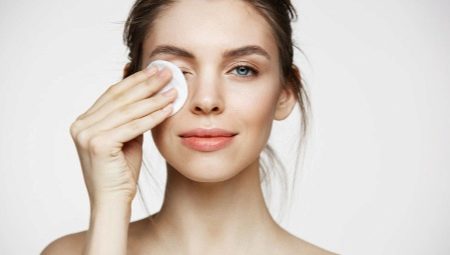 Як користуватися мицеллярной водою? Можна використовувати кожен день? Зі скількох років можна користуватися? Як правильно знімати макіяж з очей?