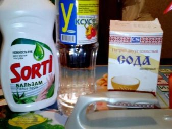 Як почистити диван від засмальцьованості в домашніх умовах? Чим відмити диван з тканини від бруду й старої затертости? Як очистити від засалених плям? yak pochistiti divan v d zasmal c ovanost v domashn h umovah chim v dmiti divan z tkanini v d brudu y staro zatertosti yak ochistiti v d zasalenih plyam 9 - Як почистити диван від засмальцьованості в домашніх умовах? Чим відмити диван з тканини від бруду й старої затертости? Як очистити від засалених плям?